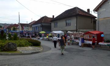 Stánky a obchodníci počas odpustovej slávnosti kos Stánky a obchodníci počas odpustovej slávnosti kos