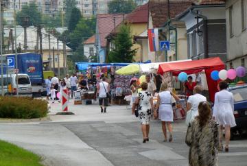 Stánky a obchodníci počas odpustovej slávnosti kos Stánky a obchodníci počas odpustovej slávnosti kos