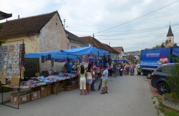 Stánky a obchodníci počas odpustovej slávnosti kos Stánky a obchodníci počas odpustovej slávnosti kos
